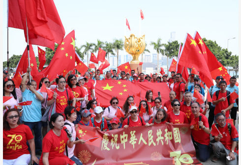 10月1日,香港市民在金紫荆广场高唱爱国歌曲.新华社记者 吴晓初 摄