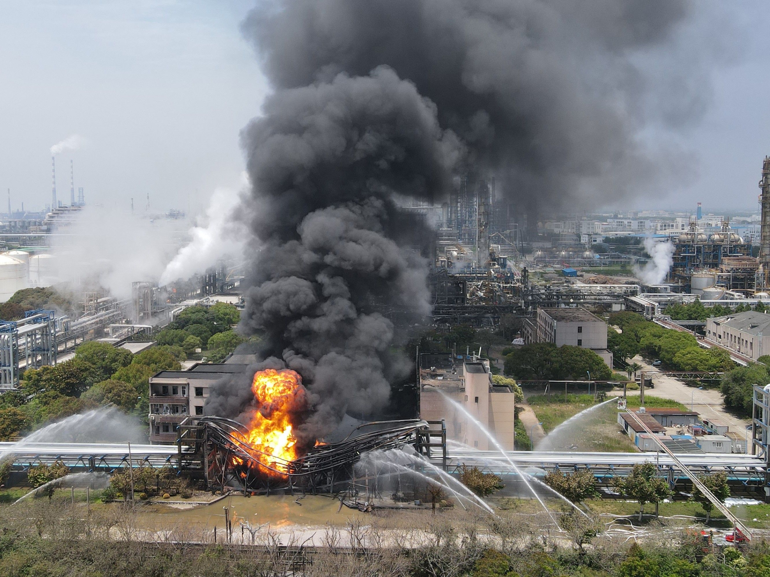 上海石化火灾现场应急处置工作基本完成