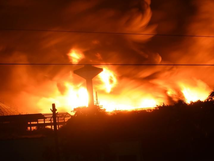储油基地大火仍在烧 火灾规模在古巴史无前例